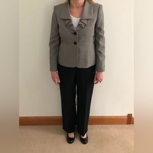 Feminine Kasper Petite Size 6 Pant Suit